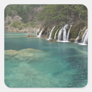 Pegatina Cuadrada Los depósitos minerales hacen cascadas y agua clar