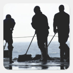 Pegatina Cuadrada Los marineros barren hacia fuera la bahía del