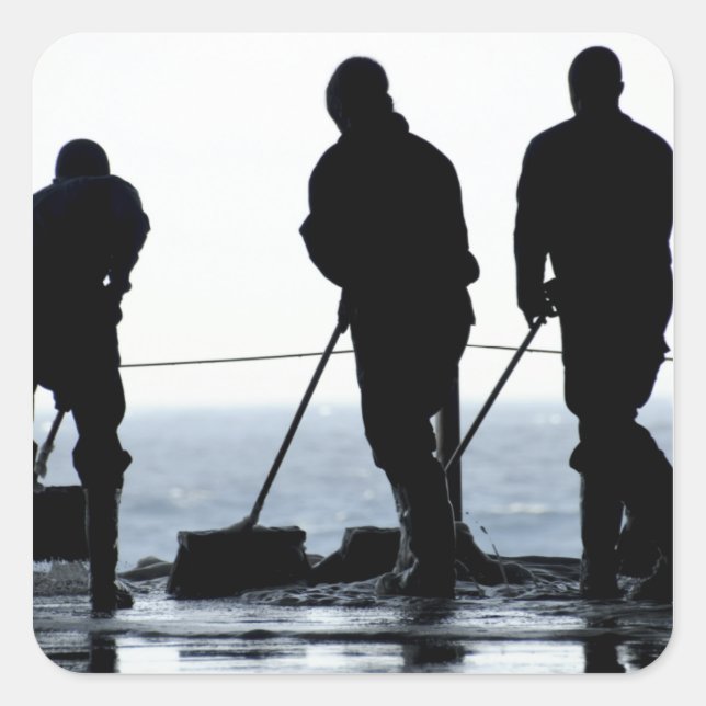 Pegatina Cuadrada Los marineros barren la bahía del hangar (Anverso)