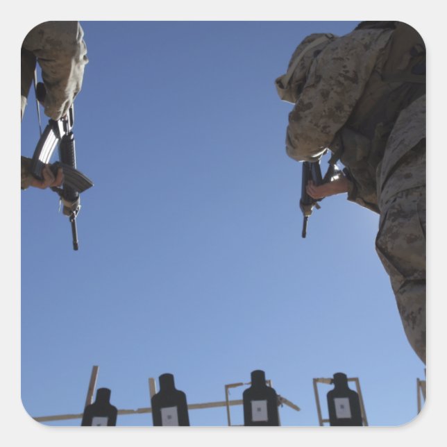 Pegatina Cuadrada Los marines cambian revistas en medio de disparos (Anverso)