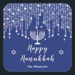 Pegatina Cuadrada Luces de cadena azul y plata Hanukkah feliz<br><div class="desc">Este elegante y sofisticado pegatina de Hanukkah cuenta con hermosas luces de hadas de cuerda de plata con destellos de diamantes, una vela menorah y la Estrella de David. El texto combina el guión manuscrito y las fuentes serif para un aspecto elegante y moderno. Esto es perfecto para un fiesta...</div>
