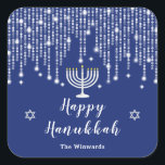 Pegatina Cuadrada Luces de cadena azul y plata Hanukkah feliz<br><div class="desc">Este elegante y sofisticado pegatina de Hanukkah cuenta con hermosas luces de hadas de cuerda de plata con destellos de diamantes, una vela menorah y la Estrella de David. El texto combina el guión manuscrito y las fuentes serif para un aspecto elegante y moderno. Esto es perfecto para un fiesta...</div>