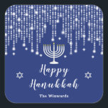 Pegatina Cuadrada Luces de cadena azul y plata Hanukkah feliz<br><div class="desc">Este elegante y sofisticado pegatina de Hanukkah cuenta con hermosas luces de hadas de cuerda de plata con destellos de diamantes, una vela menorah y la Estrella de David. El texto combina el guión manuscrito y las fuentes serif para un aspecto elegante y moderno. Esto es perfecto para un fiesta...</div>