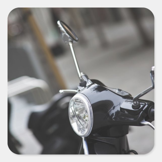 Pegatina Cuadrada Madrid, scooter negro de Vespa (Anverso)