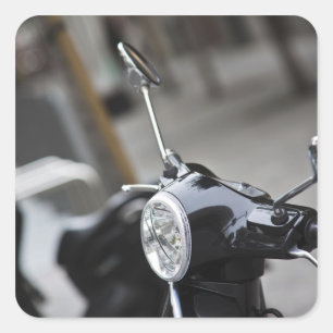 Pegatina Cuadrada Madrid, Vespa scooter negra