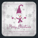 Pegatina Cuadrada Magenta Cute Snowman Christmas Sticker<br><div class="desc">Selle los sobres de sus tarjetas de Navidades salientes esta temporada navideña con un Pegatina de feriado de Navidades Magenta Cute de Snowman. El diseño pegatina incluye un lindo muñeco de nieve en un gorra, bufanda y guantes adornados con copos de nieve grises y blancos en un fondo gris. También...</div>