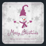 Pegatina Cuadrada Magenta Cute Snowman Christmas Sticker<br><div class="desc">Selle los sobres de sus tarjetas de Navidades salientes esta temporada navideña con un Pegatina de feriado de Navidades Magenta Cute de Snowman. El diseño pegatina incluye un lindo muñeco de nieve en un gorra, bufanda y guantes adornados con copos de nieve grises y blancos en un fondo gris. También...</div>