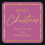 Pegatina Cuadrada Magenta Gold Merry Christmas ID1009<br><div class="desc">Si se preguntan qué combinaciones de colores elegir para la decoración de sus Navidades y los suministros de envoltura de regalos este año, he creado colecciones de patrones de coordinación para hacer la vida un poco más fácil. Este pegatina de 'Feliz Navidad' presenta un fondo magenta en negrita y un...</div>