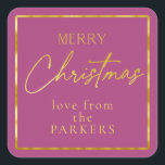 Pegatina Cuadrada Magenta Gold Merry Christmas ID1009<br><div class="desc">Si se preguntan qué combinaciones de colores elegir para la decoración de sus Navidades y los suministros de envoltura de regalos este año, he creado colecciones de patrones de coordinación para hacer la vida un poco más fácil. Este pegatina de 'Feliz Navidad' presenta un fondo magenta en negrita y un...</div>