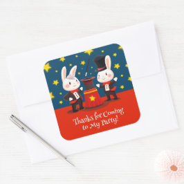 Pegatina Cuadrada Magos de conejo lindo en cumpleaños mágico en esce