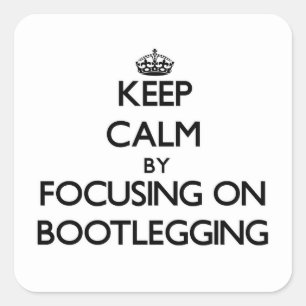Pegatina Cuadrada Mantener la calma centrándose en el Bootleging