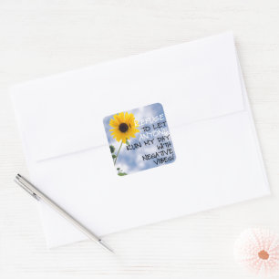 Pegatina Cuadrada Manteniendo Un Texto Positivo Con Un Girasol En El