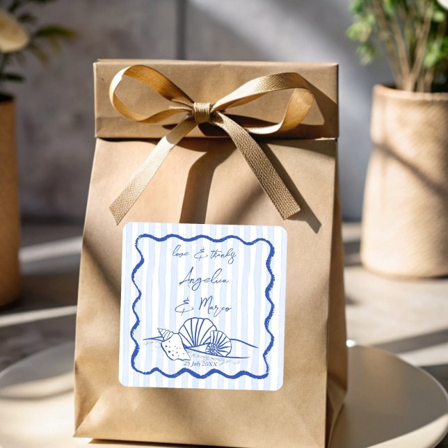 Pegatina Cuadrada Marejadas azules onduladas borde playa favores de  (Seashells handrawn sketch blue wavy border beach wedding personalized favor stickers)