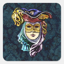 Máscara veneciana sobre fondo oscuro de damasco