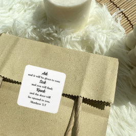 Pegatina Cuadrada Mateo 7:7 Pregúntenle a Seek Knock Bible Verse