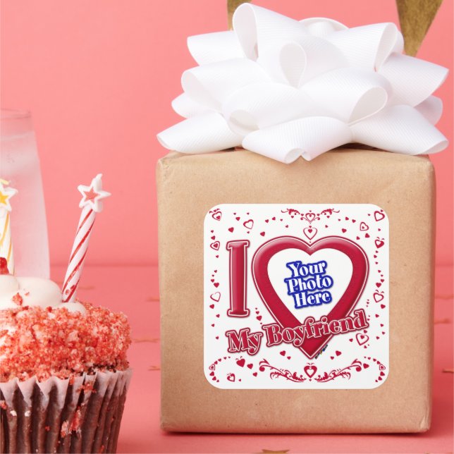 Pegatina Cuadrada Me encantan los corazones rojos de mi novio. (Fiesta)