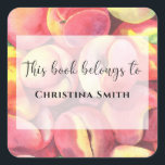 Pegatina Cuadrada Melocotones acuáticos - Este libro pertenece a<br><div class="desc">Cuta acuarela "Pequeño melocotón en camino". Patrón de melocotones y hojas - Invitación a la ducha para bebés. Elementos coincidentes disponibles.</div>