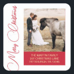 Pegatina Cuadrada Merry Christmas Photo Red Return Address<br><div class="desc">La hermosa etiqueta de la dirección de retorno de vacaciones en rojo y blanco incluye elegante Feliz Navidad,  una foto personalizada y texto de la dirección en color dorado en un fondo rojo estacional.</div>