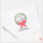 Pegatina Cuadrada Merry Christmas Wreath Return Address o Gift Tag<br><div class="desc">Estos hermosos pegatinas son perfectos como sellos para sobres, etiquetas de regalo o etiquetas de dirección de retorno. Cuentan con una guirnalda de pino pintada a mano, sencilla pero elegante, con bayas rojas, un gran arco rojo y Feliz Navidad escrito en el medio con elegantes letras de guión. A continuación...</div>
