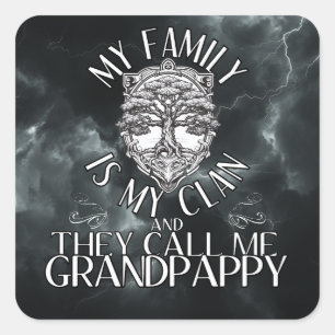 Pegatina Cuadrada Mi familia es mi clan y me llaman abuelo