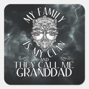 Pegatina Cuadrada Mi familia es mi clan y me llaman abuelo