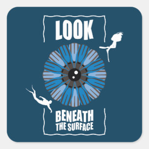 Pegatina Cuadrada Mira Debajo De La Superficie - Cita De Buceo Scuba