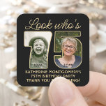 Pegatina Cuadrada Mira quién es el 75 Black & Gold Birthday Party 2<br><div class="desc">¡Mira quién tiene 75 años! Añade un toque de acabado personalizado a los favores de la fiesta de cumpleaños número 75, invitaciones y notas de agradecimiento con pegatinas/sellos para sobres de la foto personalizado. Las imágenes y todos los textos de esta plantilla son simples para el personalizar (IMAGE PLACEMENT TIP:...</div>