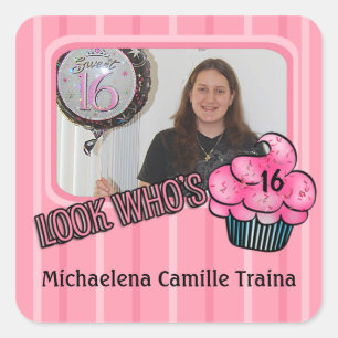 Pegatina Cuadrada ¡Mira Quién Tiene Un Cumpleaños Rojo A Ropa!