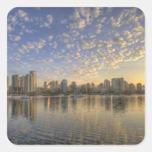Pegatina Cuadrada Mirando a través de False Creek en el horizonte d