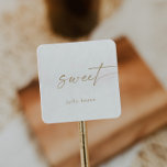 Pegatina Cuadrada Modern Gold Script Sweet Wedding Favor<br><div class="desc">Estos modernos pegatinas dulces de escritura dorada favorecen la boda son perfectos para un boda minimalista. El sencillo diseño en color amarillo dorado presenta una tipografía de letras industriales única con un estilo boho moderno. Personalizable de cualquier color. Mantenga el diseño minimalista y elegante, tal como está, o lo personalice...</div>