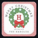 Pegatina Cuadrada Moderno Chevron Merry Christmas Wreath Monogramed<br><div class="desc">Elegantes etiquetas de regalo personalizado con el monograma, nombre y mensaje especial de su familia. Se lee "Feliz Navidad". Ilustrado con una linda corona con un arco rojo. Tipografía moderna y elegante. Patrón de chevron de zigzag rojo en negrita en el fondo. Puede personalizar el color de fondo. Algunos elementos...</div>
