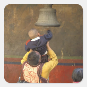 Pegatina Cuadrada monje budista tibetano levantando a un niño para t