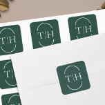 Pegatina Cuadrada Monograma de Boda verde esmeralda en marco ovalado<br><div class="desc">Pegatinas monogramadas de boda con iniciales de novia y novio y divisor decorativo enmarcado con un marco oval en forma de lozenge dividido. Elegante y sencillo de coordinar con muchas suites bodas y una combinación perfecta para mi colección de colores Bodas, con invitaciones, papel y decoración del día de los...</div>