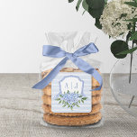 Pegatina Cuadrada Monograma de hidrangea azul con Favor de franjas<br><div class="desc">Este hermoso diseño presenta el texto de su personalizado en el escudo pintado de acuarela con una cinta y hortensias. Utilice el formulario de plantilla para agregar su información.</div>