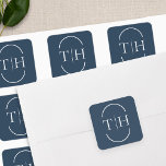 Pegatina Cuadrada Monograma del Boda azul de la marina en marco oval<br><div class="desc">Pegatinas monogramadas de boda con iniciales de novia y novio y divisor decorativo enmarcado con un marco oval en forma de lozenge dividido. Elegante y sencillo de coordinar con muchas suites bodas y una combinación perfecta para mi colección de colores Bodas, con invitaciones, papel y decoración del día de los...</div>