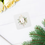 Pegatina Cuadrada Monograma floral de Navidades simplemente elegante<br><div class="desc">Este encantador pegatina botánico de invierno cuenta con ramos de rosas y flores de marfil,  bayas rojas de flores,  abetos y copos de nieve dorados que rodean un elegante sello dorado para su monograma sobre un fondo gris perla pálido. Incluye campos de texto modificables.</div>