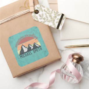 Pegatina Cuadrada Montañas pastel vintage están llamando monograma