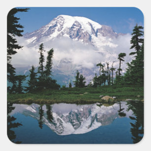 Pegatina Cuadrada Monte Rainier reflejado en un tarn de montaña