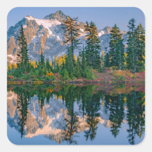 Pegatina Cuadrada Monte Shuksan reflejado en el lago Reflection