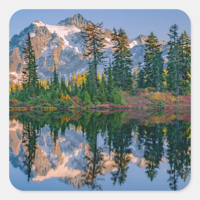 Pegatina Cuadrada Monte Shuksan reflejado en el lago Reflection (Anverso)