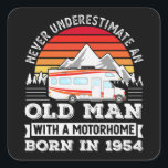 Pegatina Cuadrada Motohogar - Nacido en 1954 70th Birthday Gift Old<br><div class="desc">Nunca subestimes a un anciano con un Motohome nacido en 1954. Regalo de cumpleaños número 70 para hombres,  marido,  abuelo que aman las vacaciones de camping. Regalos del Día del navidad y el Padre para propietarios de Campervan de 70 años.</div>