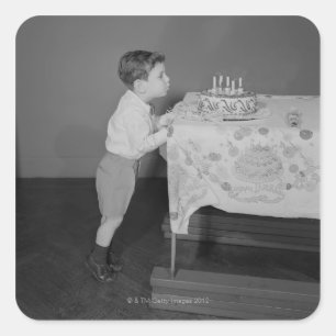 Pegatina Cuadrada Muchacho que sopla hacia fuera velas