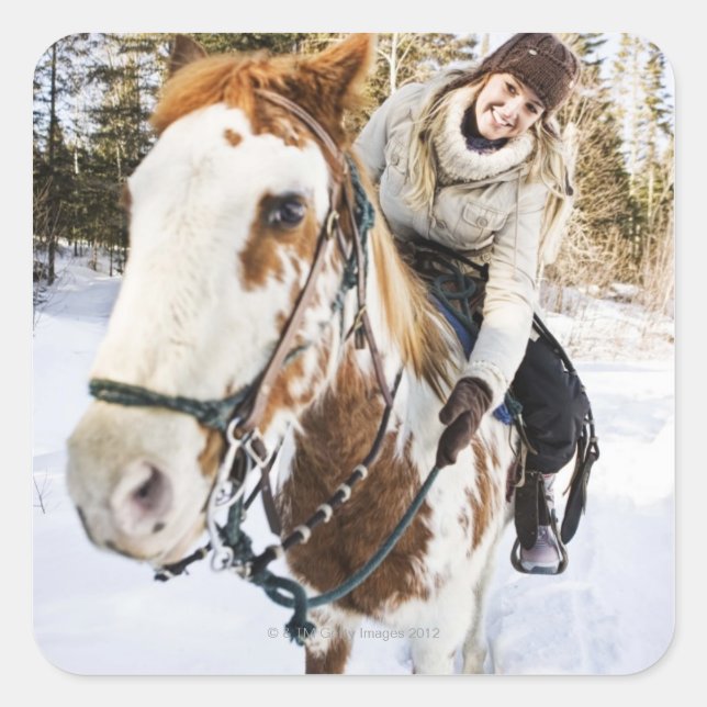 Pegatina Cuadrada Mujer a caballo al aire libre durante el invierno (Anverso)