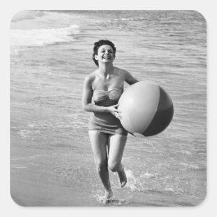 Pegatina Cuadrada Mujer con una pelota de playa
