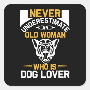 Pegatina Cuadrada Mujer mayor que es amante del perro