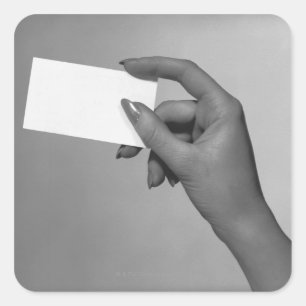 Pegatina Cuadrada Mujer que sostiene la tarjeta