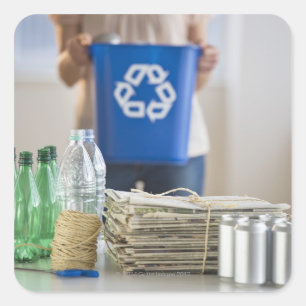 Pegatina Cuadrada Mujer reciclando botellas plásticas, latas y