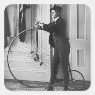 Pegatina Cuadrada Mujer vestida como hombre con bicicleta