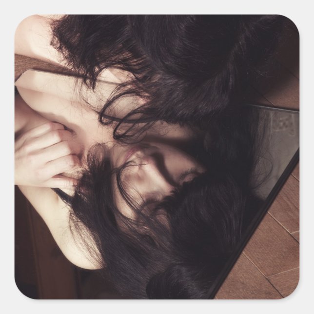 Pegatina Cuadrada Mujer y espejo (Anverso)