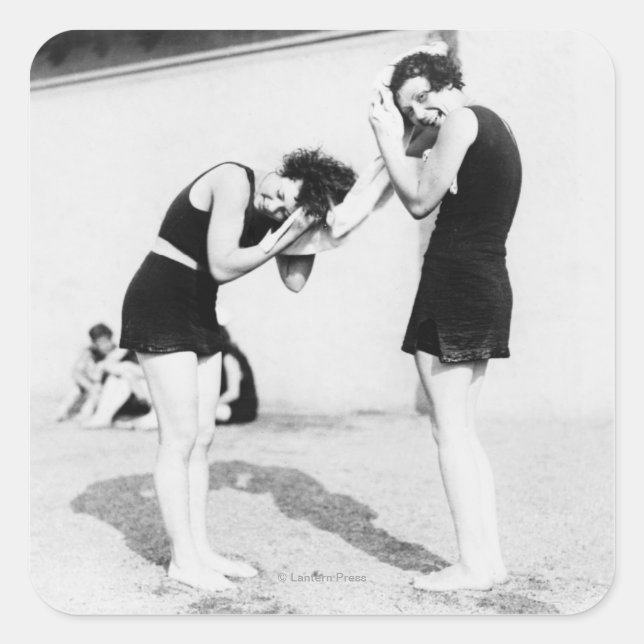 Pegatina Cuadrada Mujeres secándose el pelo en la playa (Anverso)